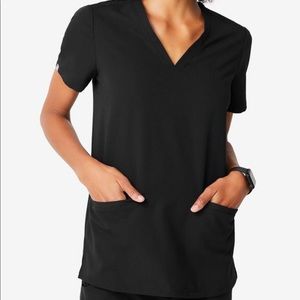 FIGS Casma three pocket top
